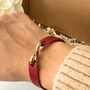 The bracelet has a classic "S"-shaped hook.