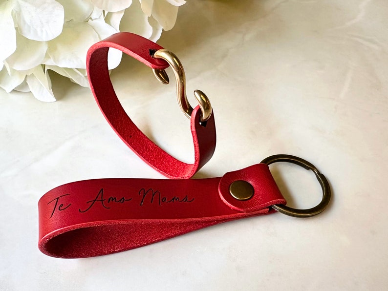 Juego de regalo de pulsera y llavero de cuero personalizado para mamá en cuero rojo, regalo del Día de la Madre hecho a mano con mensaje personalizado y nombres de niños imagen 7