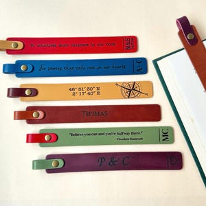 Personligt läderbokmärke, graverad jubileumspresent med citat och initialer för bokälskare