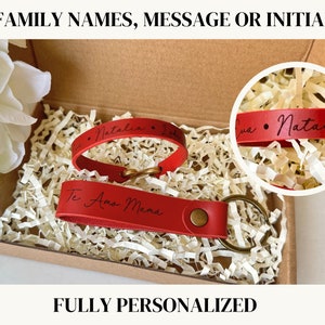 You can personalize the keychain and bracelet with family names, initials or a loving message