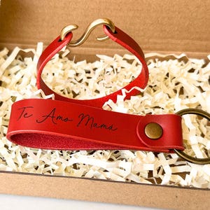 Personalisierte Leder Schlüsselbund und Armband Geschenk-Set für Mama aus rotem Leder, handgemachtes Muttertagsgeschenk mit benutzerdefinierten Nachricht und Kindernamen