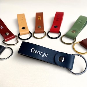 Porte-clés en cuir personnalisé, porte-clés avec nom en relief, cadeau monogramme personnalisé pour lui ou elle.