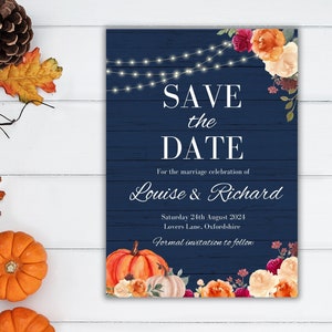 Puede incluir: Tarjeta de guardar la fecha con un fondo de madera azul rústico, con un diseño floral con calabazas y luces de cadena. El texto dice "Save the Date" para la celebración del matrimonio de Louise & Richard, sábado 24 de agosto de 2024, Lovers Lane, Oxfordshire. Invitación formal a seguir.