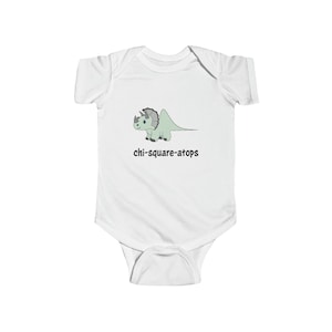 Könnte beinhalten: Weißer Baby-Body mit einer hellgrünen Triceratops-Grafik und dem Text "chi-square-atops" in Schwarz. Der Dinosaurier hat einen grauen Kragen und Hörner. Der Body ist aus weichem Material.