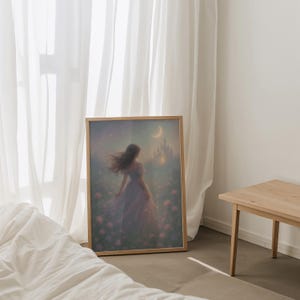 Pu&ograve; includere: Una stampa incorniciata di una donna con un vestito fluido che cammina verso un castello in lontananza. La scena &egrave; ambientata di notte con una luna crescente nel cielo e un campo di fiori in primo piano.