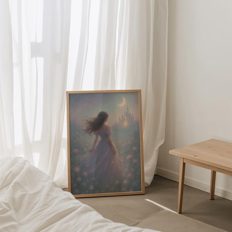 Pu&ograve; includere: Una stampa incorniciata di una donna con un vestito fluido che cammina verso un castello in lontananza. La scena &egrave; ambientata di notte con una luna crescente nel cielo e un campo di fiori in primo piano.