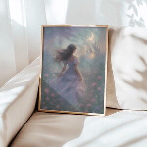 Pu&ograve; includere: Un'illustrazione incorniciata di una donna in un abito bianco che cammina attraverso un campo di fiori verso un castello in lontananza. Il cielo &egrave; di un azzurro tenue con una luna crescente e stelle.