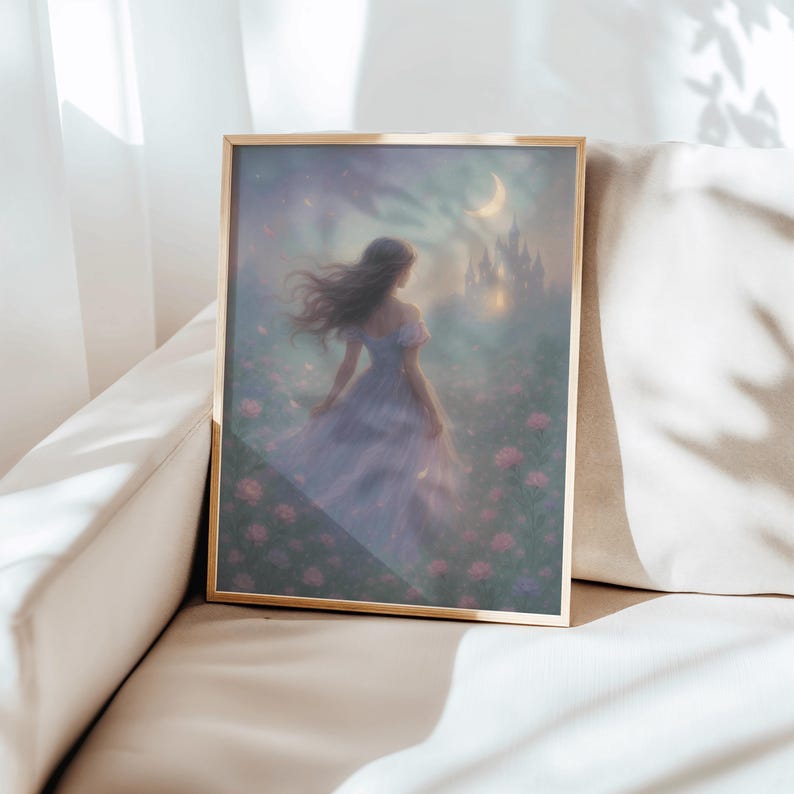 Pu&ograve; includere: Un'illustrazione incorniciata di una donna in un abito bianco che cammina attraverso un campo di fiori verso un castello in lontananza. Il cielo &egrave; di un azzurro tenue con una luna crescente e stelle.