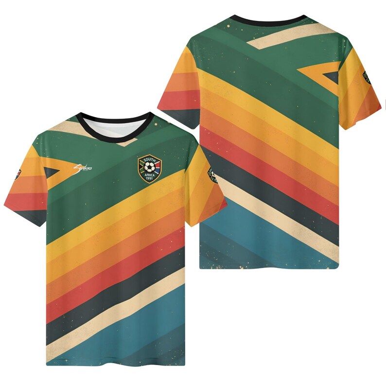 K&ouml;nnte beinhalten: Kurz&auml;rmeliges T-Shirt mit Retro-Design mit diagonalen Streifen in Gr&uuml;n, Gelb, Orange, Rot und Blau. Das Shirt hat einen schwarzen Kragen und ein kleines Emblem mit Text und einem Fu&szlig;ball. Das Wort "Sport" ist ebenfalls sichtbar.