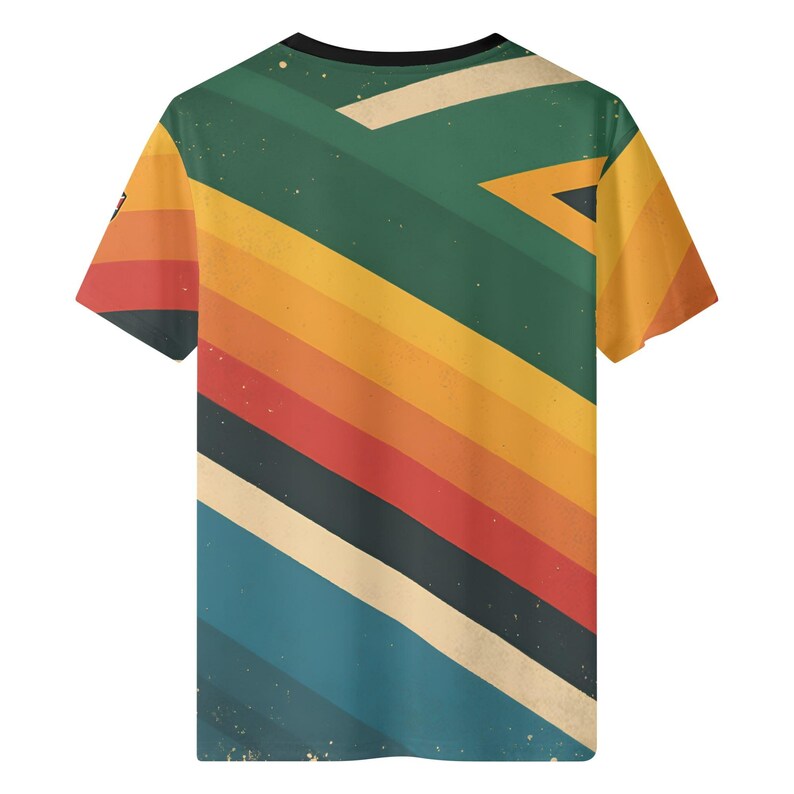 K&ouml;nnte beinhalten: Ein kurz&auml;rmeliges T-Shirt mit Retro-Design. Das Shirt hat ein Muster aus diagonalen Streifen in Gr&uuml;n-, Gelb-, Orange-, Rot- und Blaut&ouml;nen. Das Design hat einen Vintage-Look mit schwarzem Kragen.