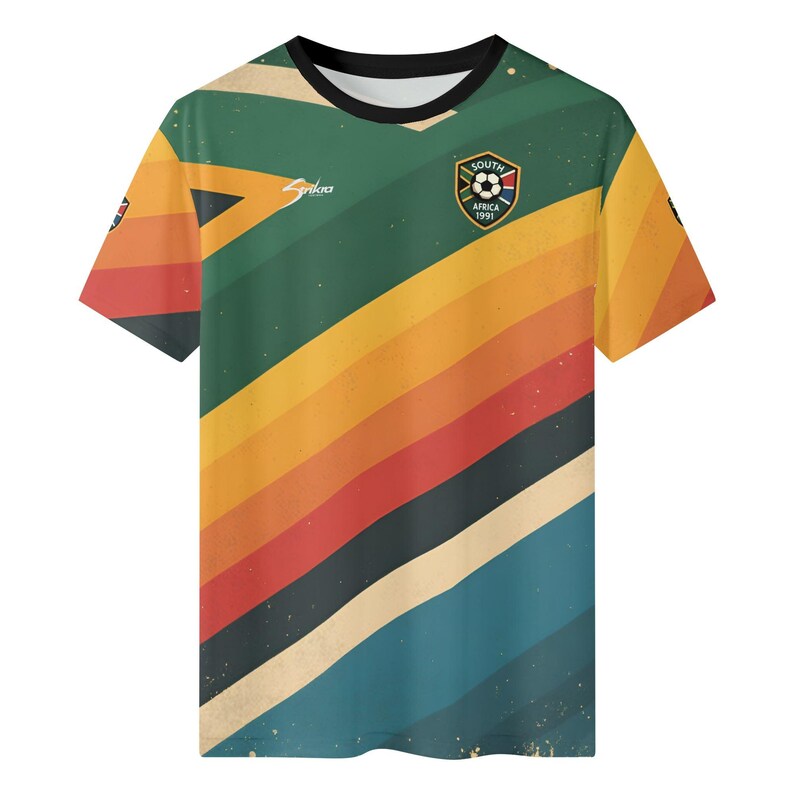K&ouml;nnte beinhalten: Kurz&auml;rmeliges T-Shirt mit Retro-Design mit diagonalen Streifen in Gr&uuml;n, Gelb, Orange, Rot und Blau. Das Shirt hat einen schwarzen Kragen und ein Wappen mit einem Fu&szlig;ball und dem Text "SOUTH AFRICA 1991". Der Markenname "Sniko" ist ebenfalls sichtbar.