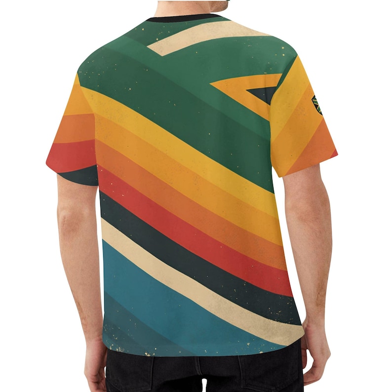 K&ouml;nnte beinhalten: Ein kurz&auml;rmeliges T-Shirt mit Retro-Design. Das Shirt hat diagonale Streifen in Gr&uuml;n-, Gelb-, Orange-, Rot- und Blaut&ouml;nen. Das Design hat einen Vintage-Look. Das Shirt hat einen schwarzen Kragen.