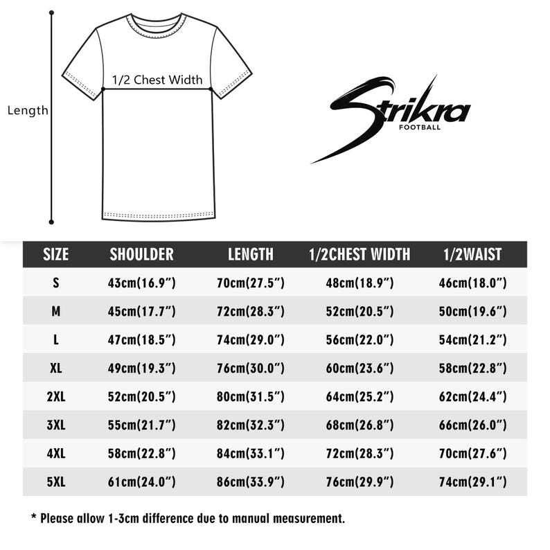 K&ouml;nnte beinhalten: Wei&szlig;es T-Shirt mit Rundhalsausschnitt, versehen mit einer Gr&ouml;&szlig;entabelle mit Ma&szlig;en in cm und Zoll. Die Tabelle enth&auml;lt Schulter-, L&auml;ngen-, Brust- und Taillenma&szlig;e f&uuml;r die Gr&ouml;&szlig;en S bis 5XL. Das Strikra Football Logo ist sichtbar.