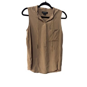 Blusa sin mangas de seda 100% color topo para mujer Marciano, con detalle de cadena dorada, talla XS