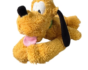 Peluche di Pluto della Disney Store, in tessuto sherpa con collare verde, sdraiato, 30 cm