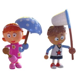 Op de afbeelding: Twee plastic beeldjes van kinderen. Een meisje draagt een roze jurk en houdt een blauwe paraplu met stippen en een roze speelgoed vast. De jongen draagt een wit en blauw shirt met een rode ster en houdt een wit net vast.
