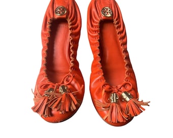 Bailarinas Tory Burch para mujer, talla 7.5 M, modelo Reese con borlas y fruncido, de piel naranja.