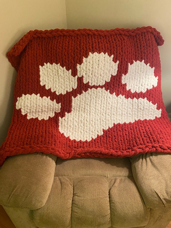 Paw print chunky knit blanket (50x40)