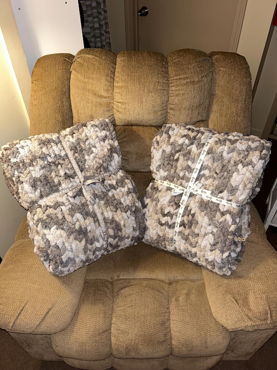 Single color chunky knit blanket