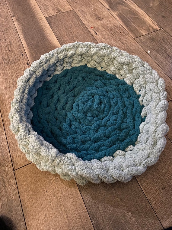 Chunky knit pet bed (solid colors only)