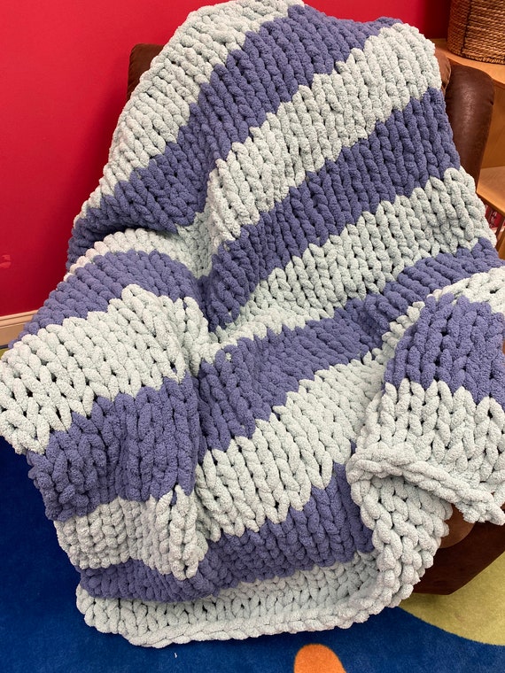 Light & country blue chunky knit blanket