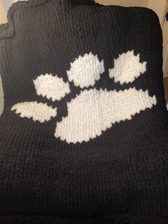 Paw print chunky knit blanket (50x60)
