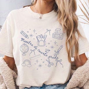 Camisa Comfort Colors® para maestra de cuarto grado de español, Maestra de cuarto grado, Regalo para maestra latina de español, Lindo lazo coqueto para maestra.