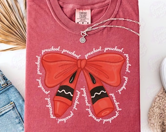 Camiseta Comfort Colors® para pré-escola, camiseta coquette para pré-escola, camiseta de volta às aulas, camiseta para professor, camiseta para escola primária, camiseta giz de cera para pré-escola