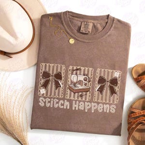 Camiseta &quot;Stitch Happens&quot;, divertida camiseta para costureras y quilters, ideal como regalo para costureras y quilters.