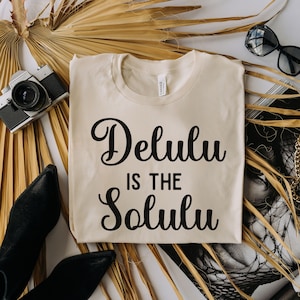 Delulu ist das Solulu Shirt, trendiges positives Shirt für psychische Gesundheit, bleibendes Delulu, in meiner Delulu Ära, Bestie Bester Freund Geschenk,