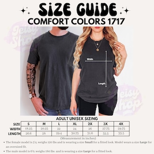 以下が含まれることがあります： Comfort Colors 1717 Tシャツのサイズガイド。Sから4Xまでの幅と丈のインチ表記サイズ表が記載されています。ダークグレーのTシャツを着用した2人の人物画像に、測定箇所を示す矢印が重ねられています。