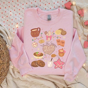 Felpa con cappuccio natalizia &quot;Tis the Season&quot; di Conchas, maglietta natalizia spagnola con cibo messicano, maglietta per la festa del Pan Dulce in Messico, regalo bilingue latinoamericano