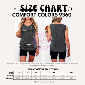 以下が含まれることがあります： Comfort Colors 9360ヘビーウェイト大人用タンクトップのサイズチャート。画像はダークグレーのタンクトップの前面と背面のビューで、幅と長さの測定線が表示されています。表にはXSから3XLまでのサイズがインチ単位で記載されています。