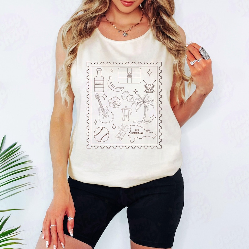 Pode incluir: Top sem mangas creme com um desenho de contorno preto de &iacute;cones da Rep&uacute;blica Dominicana dentro de uma borda de selo postal. O design inclui uma garrafa, banana, bandeira, tambor, guitarra, coco, palmeira, cafeteira, basebol e mapa.