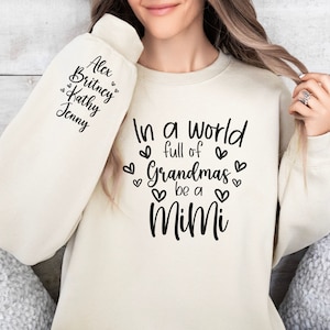 Benutzerdefinierte Oma Mimi Sweatshirt mit Grand Kids Namen auf Ärmel, personalisierte Mimi Pullover, Weihnachtsgeschenk für ihre Oma, In einer Welt voller