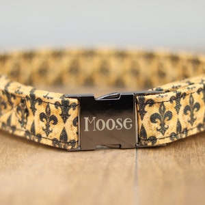 Collar para perro Fleur de Lis, hebilla de metal grabada con láser personalizada, hecho a mano en Texas.