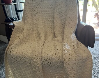 Vintage White Crochet Blanket Puffy Stitch
