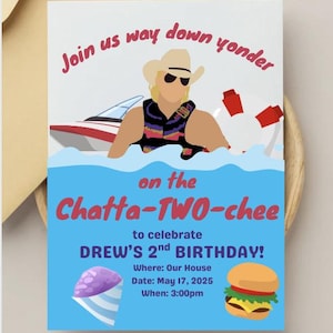 Puede incluir: Una invitación de cumpleaños con una ilustración de dibujos animados de un hombre con sombrero de vaquero y gafas de sol en un barco. El texto de la invitación dice "Join us way down yonder on the Chatta-TWO-chee to celebrate DREW'S 2nd BIRTHDAY!" con fecha, hora y lugar.