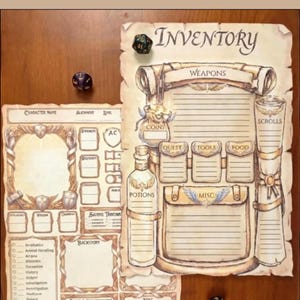 Op de afbeelding: Twee bedrukte karakterbladen met een perkamentachtige achtergrond, voorzien van secties voor inventaris, wapens, drankjes en karakterdetails. De bladen bevatten tekstlabels zoals Inventory, Weapons en Character Name, vergezeld door drie veelzijdige dobbelstenen.