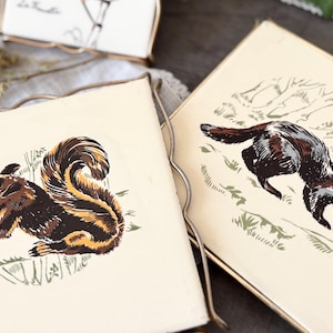 Set mit 2 antiken Gien-Keramikfliesen-Untersetzern – Eichhörnchen & Frettchen, französische Goldrahmen-Untersetzer