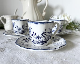 Set van 3 Sarreguemines Lancaster demitasse kopjes en schotels – Franse antieke blauwe transferware koffieset, bloemmotief, aardewerk, Frankrijk