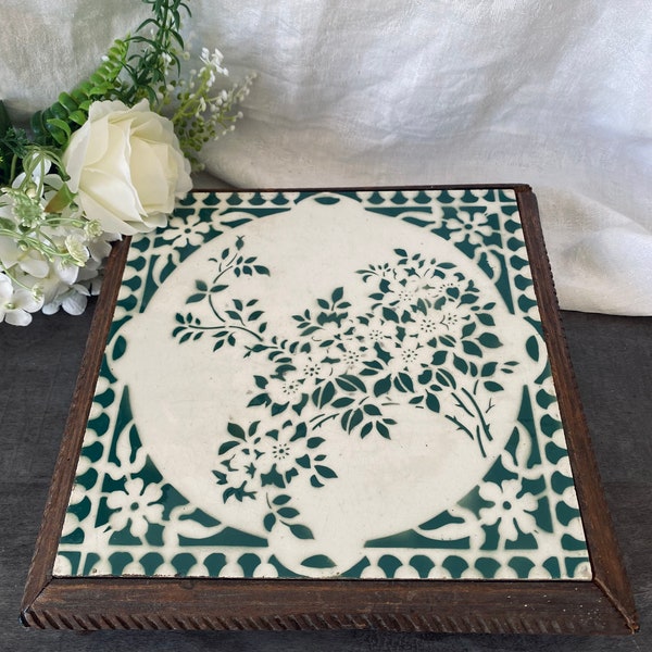 French Hot Pot Holder / Trivet / Flower / Green and white / dessous-de-plat / Pot Stand / French Antique / Vintage / Ceramic Tile / Trivet / White Flower and Green