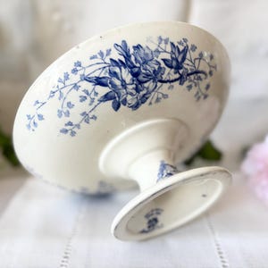 Tigela de pedestal de transferware azul francês antigo, Creil et Montereau Primevère, Terre de Fer Compotier