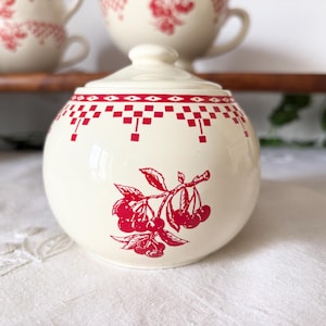 Puede incluir: Un juego de tres tazas de cerámica con un acabado moteado y mate. Las tazas son de tonos azul, verde y blanco. Cada taza tiene una forma redondeada y un diseño simple y moderno.