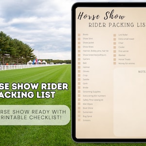 以下が含まれることがあります： 馬術競技のライダーのための印刷可能なチェックリスト。チェックリストには、ブーツ、ショーシャツ、ショー ジャケット、ショー リボン、ヘアネット、ブリーチ、ガーター、ベルト、ヘルメット、グローブ、クロップ、サドル、 girth、ブライドル、グルーミング用品、番号用の追加の紐、安全ピン、ウェットワイプ、ブーツ磨き、日焼け止め、虫よけスプレー、ハサミなどがあります。チェックリストは、茶色の背景と右上の隅に馬の画像が描かれたタブレット上にあります。