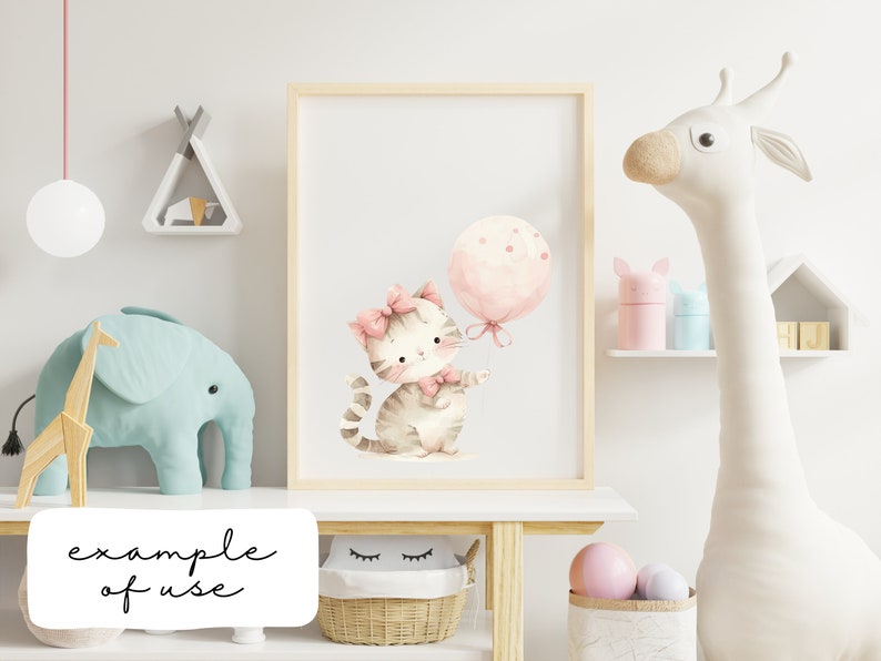 Pu&ograve; includere: Un'illustrazione ad acquerello di un gatto carino che tiene un palloncino rosa. Il gatto indossa un fiocco rosa e ha una coda a strisce marrone chiaro e bianca. L'illustrazione &egrave; incorniciata e appesa a un muro bianco in una cameretta.
