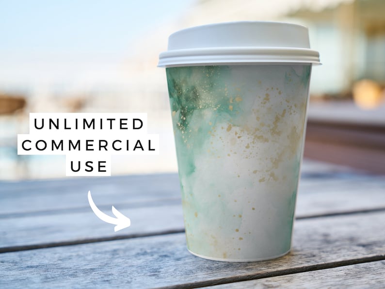 K&ouml;nnte beinhalten: Ein wei&szlig;er To-Go-Kaffeebecher mit einem gr&uuml;nen und goldenen Aquarelldesign. Der Becher steht auf einem Holztisch. Der Text "UNLIMITED COMMERCIAL USE" ist im Bild sichtbar.