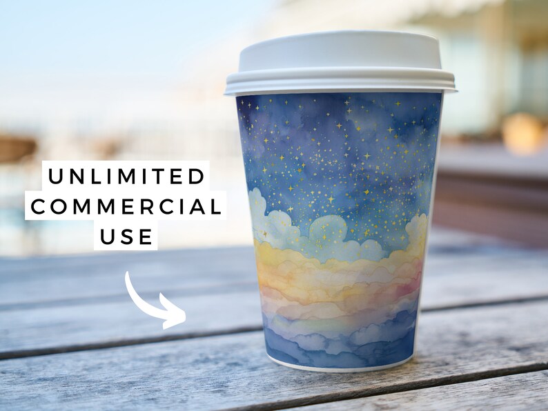 Może przedstawiać: Biały kubek na wynos z kawą z akwarelowym wzorem nocnego nieba z chmurami i gwiazdami. W obrazie widoczny jest tekst "UNLIMITED COMMERCIAL USE".