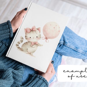 Pu&ograve; includere: Un quaderno bianco con un'illustrazione ad acquerello di un gatto carino con un fiocco rosa che tiene un palloncino rosa con pois bianchi. Il gatto &egrave; seduto su uno sfondo bianco.
