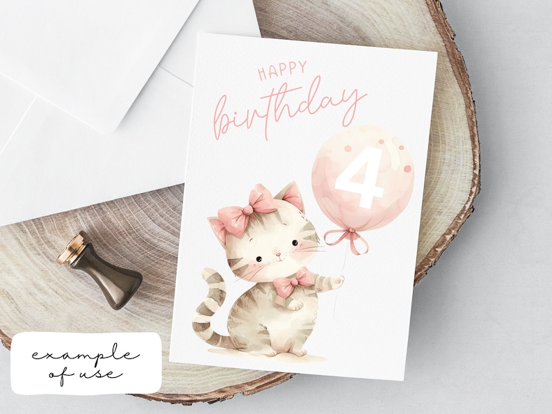 Pu&ograve; includere: Un biglietto bianco con il testo "Happy birthday" in corsivo rosa. Un gatto dei cartoni animati con un fiocco rosa tiene un palloncino rosa con il numero "4" sopra.